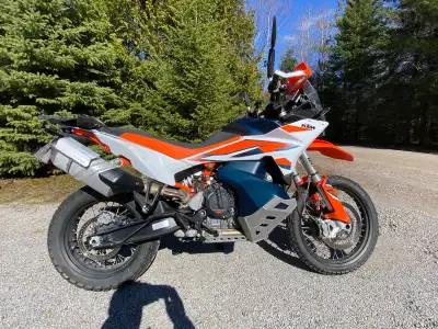 Loaded 890 Adventure R. Full tech pack includes quick shifter and cruise control. Bark-busters, doub...