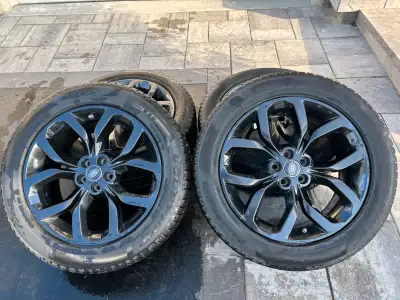 OEM Land Rover 19” Alloy rims with Pirelli Scorpion winter tires size 235/55/19 Condition : used for...