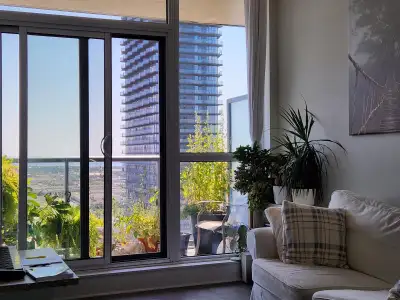 Stunning 1 + Den Beautiful City View -- The Queensway
