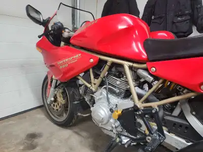 1994 Ducati 900 supersport. All services done including belts, new drive chain and new tires.