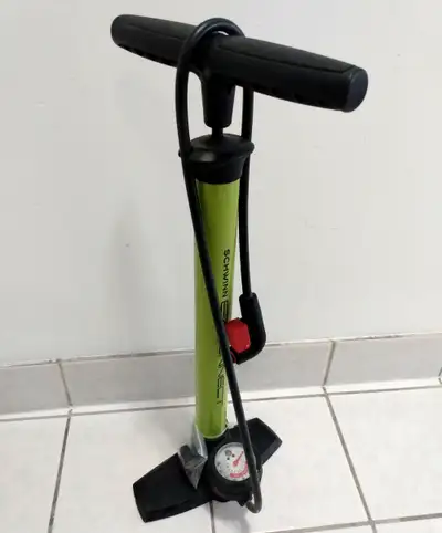 Schwinn bicycle floor pump. Comes with Presta and Schrader heads.