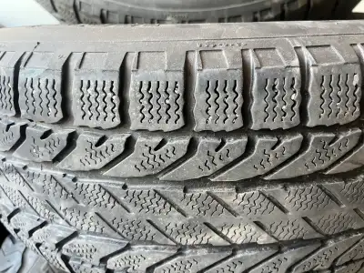 J'offre un ensemble de2 pneus d'hiver BFGoodrich mesurant 205/60R16 92S. Ces pneus ont été utilisés...