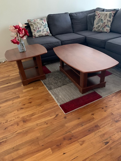 2 tables de salon en bon état, View more