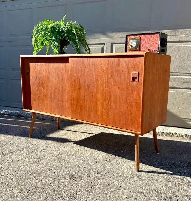 Teak Vintage Mid Century Modern Sideboard / Entertainment Unit in Hutches & Display Cabinets in Oshawa / Durham Region - Image 3