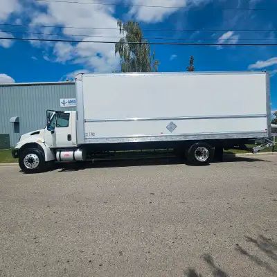 2019 INTERNATIONAL 4300 26FT BOX TRUCK 6.7L CUMMINS POWERED TURBO DIESEL 7 SPD AUTOMATIC. FULLY LOAD...
