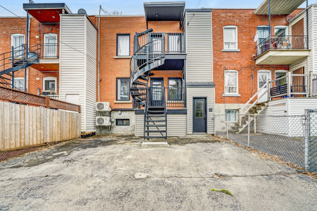 Double occupation / Duplex / +300k$ de travaux réalisés dans Maisons à vendre  à Ville de Montréal - Image 2