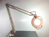 Lampe de bureau avec loupe, articulées et ajustable