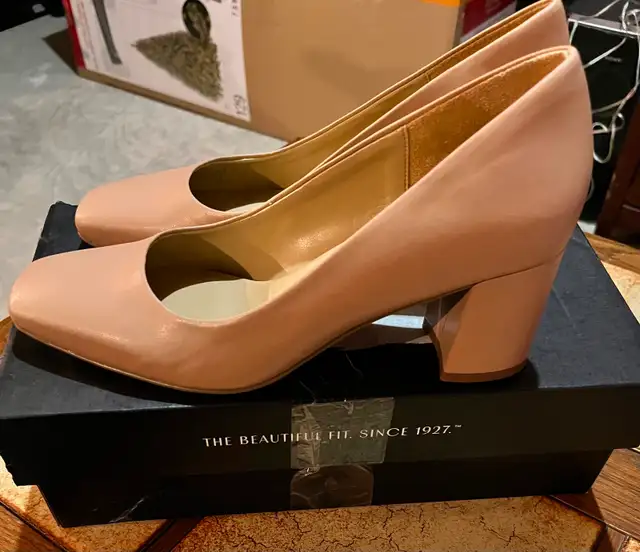 Women’s Naturalizer Beige shoes in Women's - Shoes in Kitchener / Waterloo - Image 3