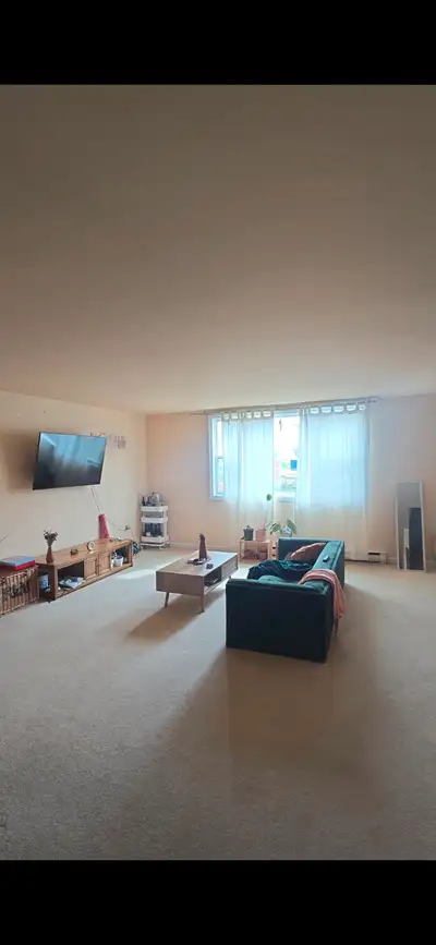 Furnished Room for rent in townhouse - August