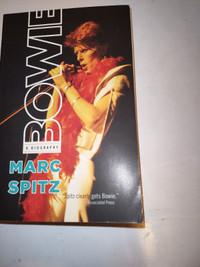 DAVID BOWIE . A BIOGRAPHY  BOOK (PAPERBACK) LIKE NEW .