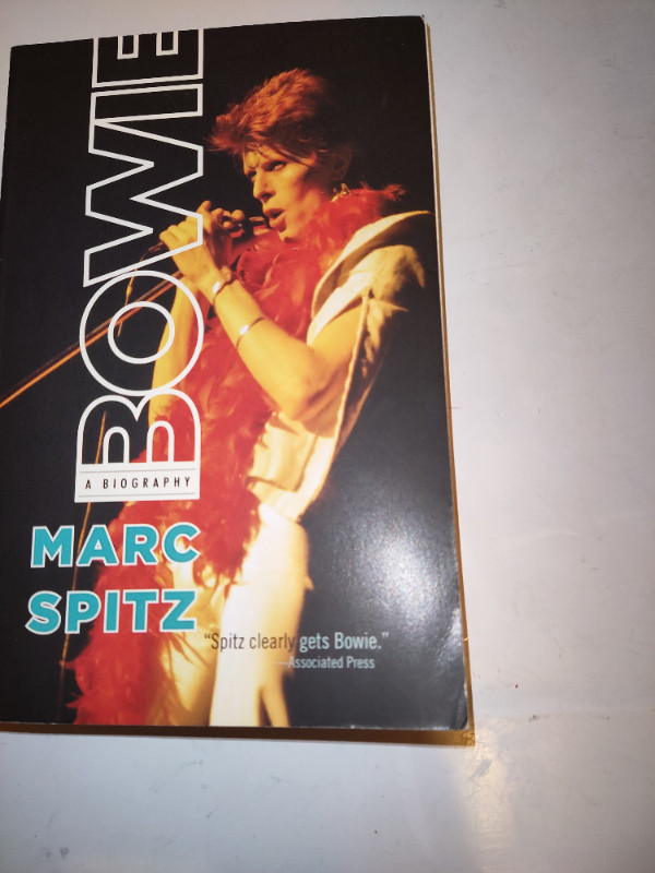 DAVID BOWIE . A BIOGRAPHY  BOOK (PAPERBACK) LIKE NEW . in Non-fiction in Cole Harbour