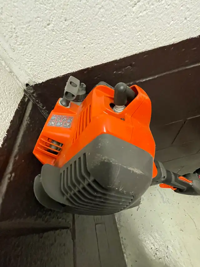 Husqvarna 130L 28-cc 2-cycle 18-in Gas String Trimmer in Lawnmowers & Leaf Blowers in City of Montréal - Image 7