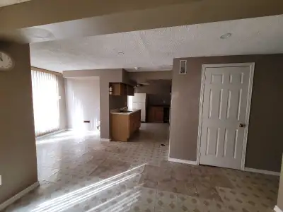 Large Window Big Backyard Close to Grocery stores, Dr Office,Parks,Schools,Bus Terminal