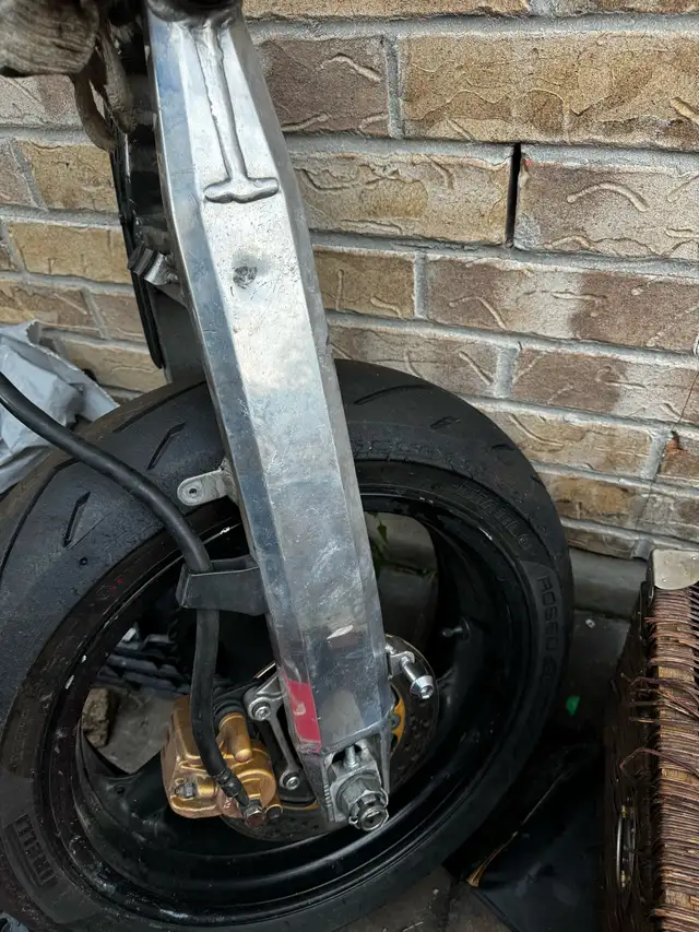 forks swingarm rear rear triples 636 Ninja 2004 ignition + key in Motorcycle Parts & Accessories in Mississauga / Peel Region - Image 8