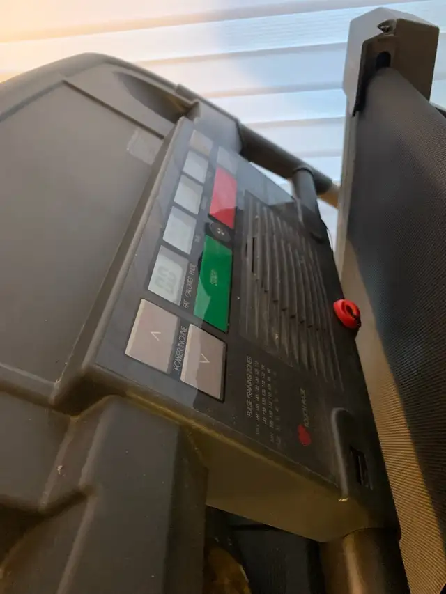 Treadmill in Exercise Equipment in Mississauga / Peel Region - Image 5