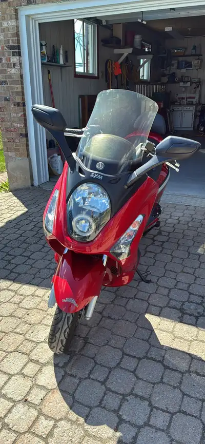 Belle moto SYM 250 - année 2009 - avec seulement 14 050 km!!! Entretenue avec grand soin et remisée...