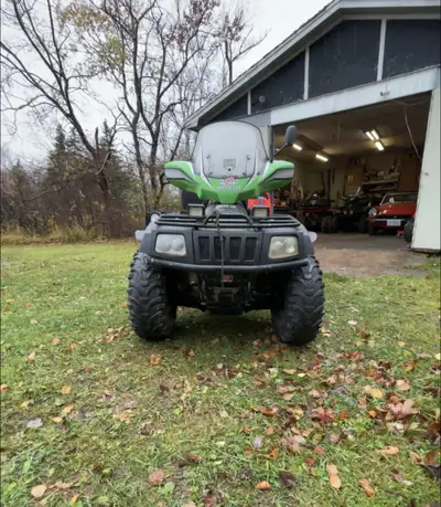 Selling 2003 Artic cat 300 4x4 5218 Km lady owned very well taken care of new battery new clutches n...