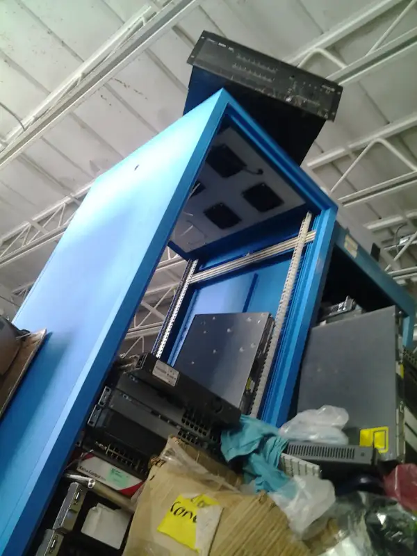 server cabinet racks 20 various units 900+pc MAC laptops CISCO p in Other in City of Montréal - Image 9