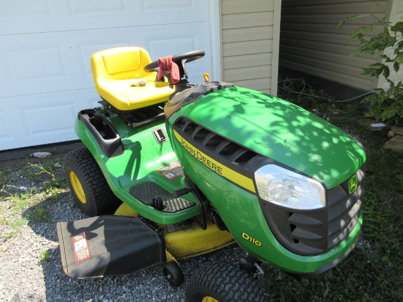John Deere D110 Riding Lawn Mower Lawnmowers & Leaf Blowers Ottawa