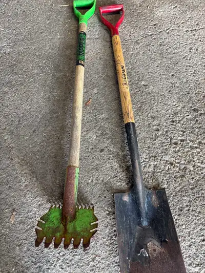 Maintain your property during the winter months with these reliable, high-reach aluminum roof shovel...