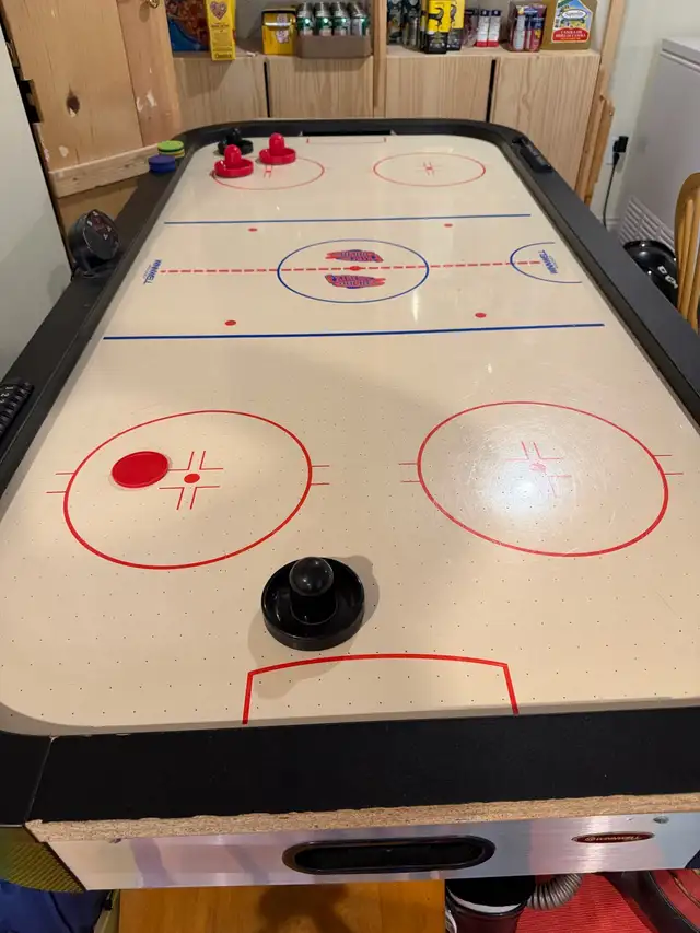 Large air hockey table in Toys & Games in Bedford - Image 2