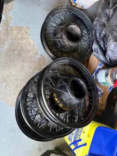 1931 or 1932 Chevrolet 19 inch wire spoked rims in very good condition. PEMBROKE Ontario. 613-633-82...