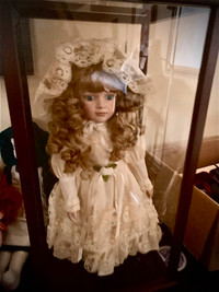 Bride doll - Porcelain - mounted - in protective display case