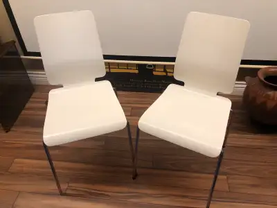 Chaises en très bonne condition, couleur crème. 50$ pour les 2 Près du Métro Crémazie