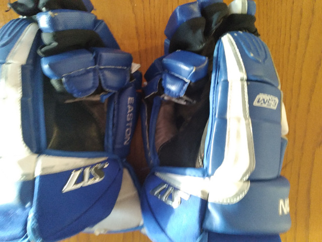 Beautiful blue and white senior hockey gloves, size large, 15 in in Hockey in Burnaby/New Westminster - Image 4