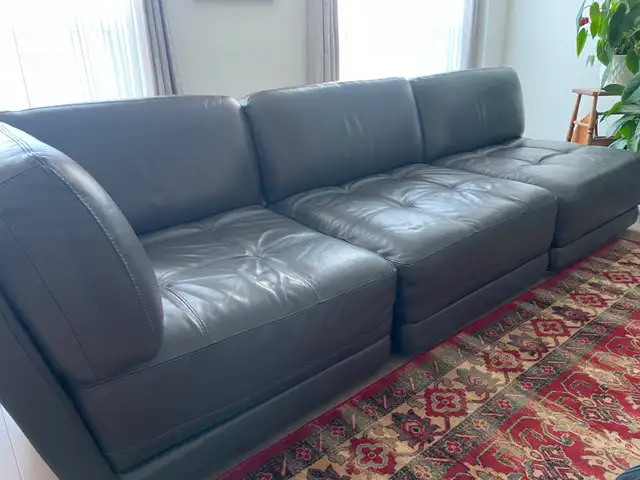 Chateau D'Ax Sectional Leather Sofa in Couches & Futons in Barrie - Image 5