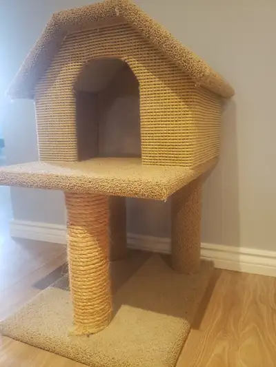 Maison pour chat, 32 po de haut, largeur 18.5 po et 22.5 de profondeur, très propre mon chat ne veut...