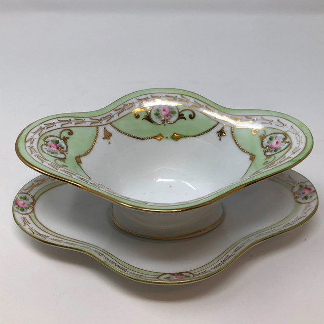Handpainted Nippon Porcelain Gravy Sauce Bowl with Underplate dans Art et objets de collection  à Kitchener / Waterloo