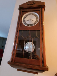 Horloge murale antique en bois Wooden windup clock
