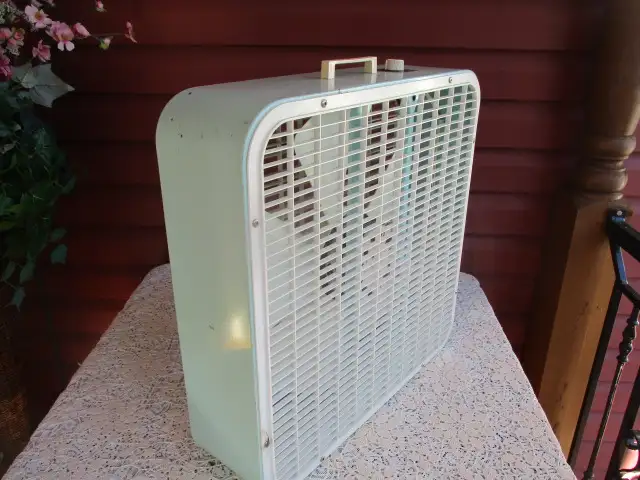 Vintage Electrohome Box Floor Fan 652-1 - with Original Box in Indoor Lighting & Fans in New Glasgow - Image 9