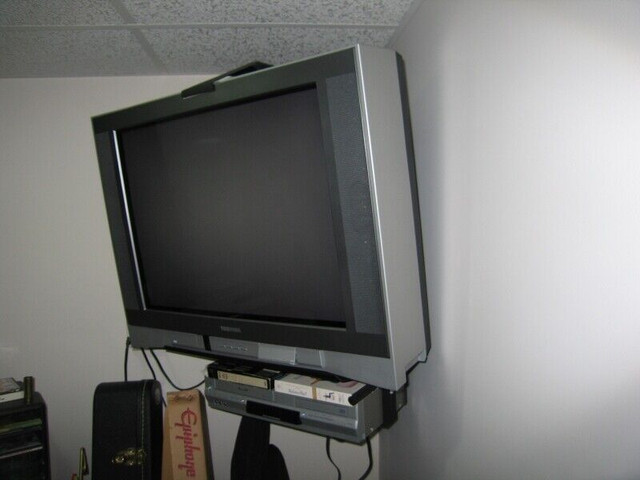 Tv with hanging bracket in Video & TV Accessories in St. Catharines - Image 2