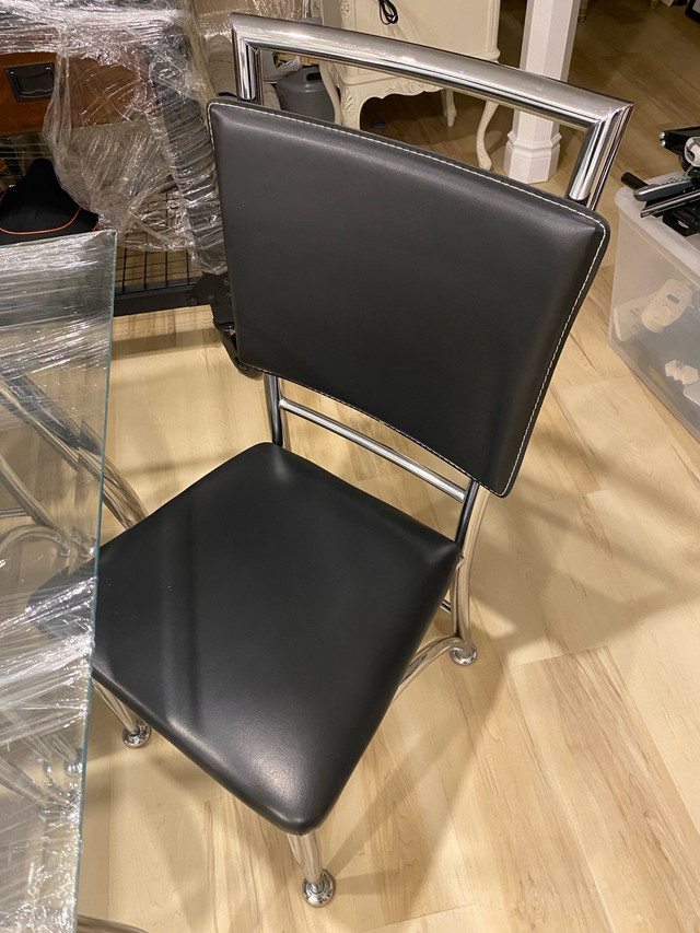 Beautiful 6 Person Glass Kitchen Table Set (5ft x 3ft) in Dining Tables & Sets in Oshawa / Durham Region - Image 4