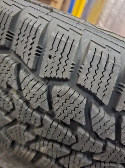 This is Hercules Avalanche Snow Tire size 215/65R16 came off of a 2012 Toyota Sienna. FIts most of t...