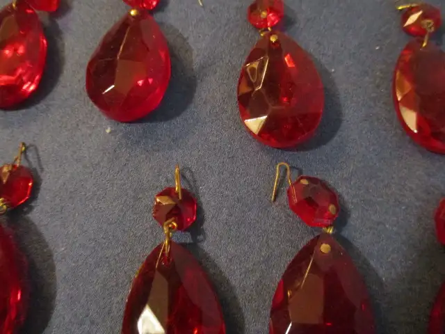 12 VINTAGE RUBY RED CRYSTAL GLASS CHANDELIER PRISMS & OCTAGONS! in Arts & Collectibles in Laval / North Shore - Image 5