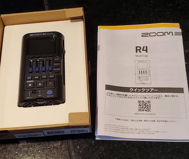 Zoom R4 MultiTrak Recorder in Pro Audio & Recording Equipment in Hamilton - Image 3