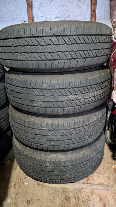 Pneus d'été environ 10 000 km d'usure en 3e excellente condition. Besoin de changer pour des pneus h...