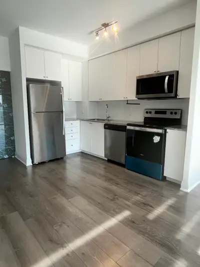 Enjoy breathtaking west views of the Toronto skyline from this top-floor unit with a 9-foot ceiling...