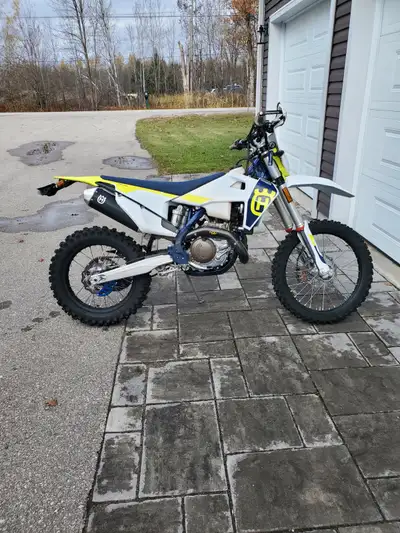 2023 Husqvarna 501 s blue plated with 1335 kms , new tires, P3 carbon fibre pipe protector, Emperor...
