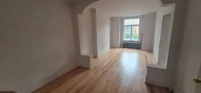 Chambre lumineuse dans un appartement rénové et semi-meublé à 5 minutes de marche du métro Beaubien...