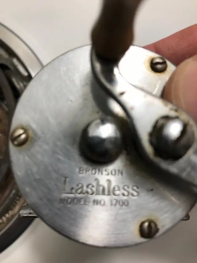 Vintage BRONSON Lashless Model No . 1700 Fishing Reel . in Fishing, Camping & Outdoors in Sarnia - Image 4