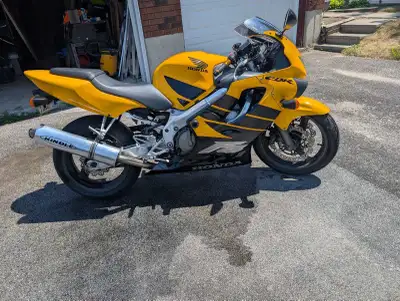 3.000 OBO This Honda CBR 600 F4 is a well-maintained, iconic sportbike featuring a vibrant yellow fi...