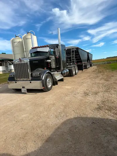 2025 Kenworth W900L 190000km 565HP 2050 torque 13200 front 46 rears 373 ratio 62 in aerocab flat top...