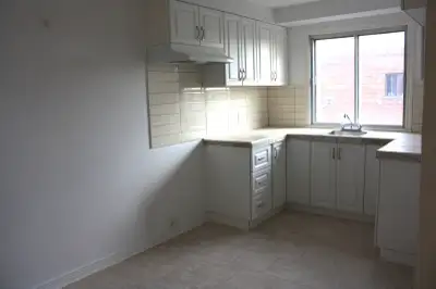 Big 4.5 located in Lasalle close to river front, 2 large closed bedrooms, large living room, beautif...