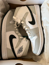 Authentique paire de souliers: Jordan 1 Mid Light Smoke Grey (W)