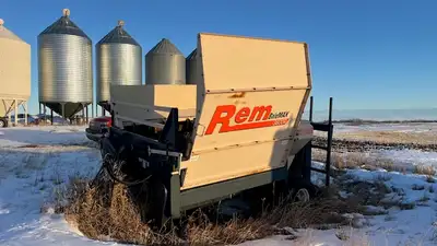 Rem Bale Processor 3600R , chain driven floor , 75 bu grain tank. Works well for silage , square bal...