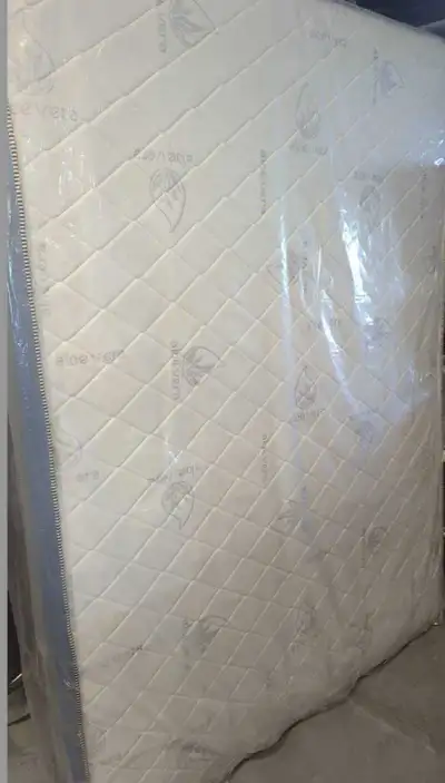Matelas Queen à vendre neuf , View more